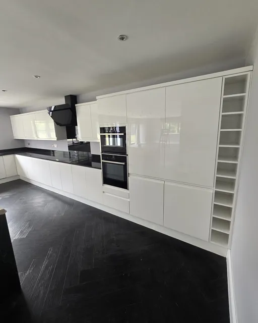 Gloss white fitted kitchen